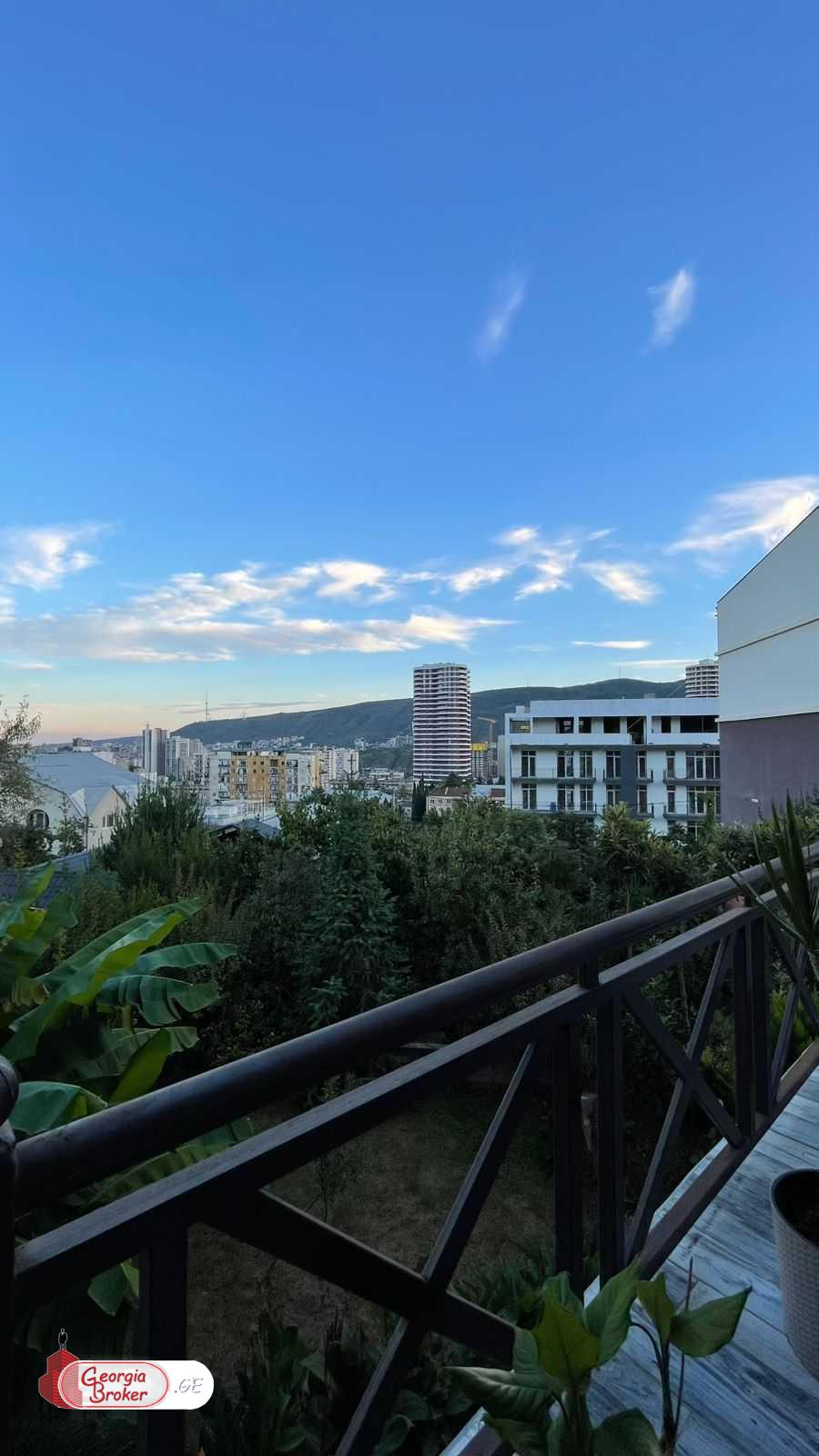 იყიდება ახალი გარემონტებული 10 ოთახიანი სახლი