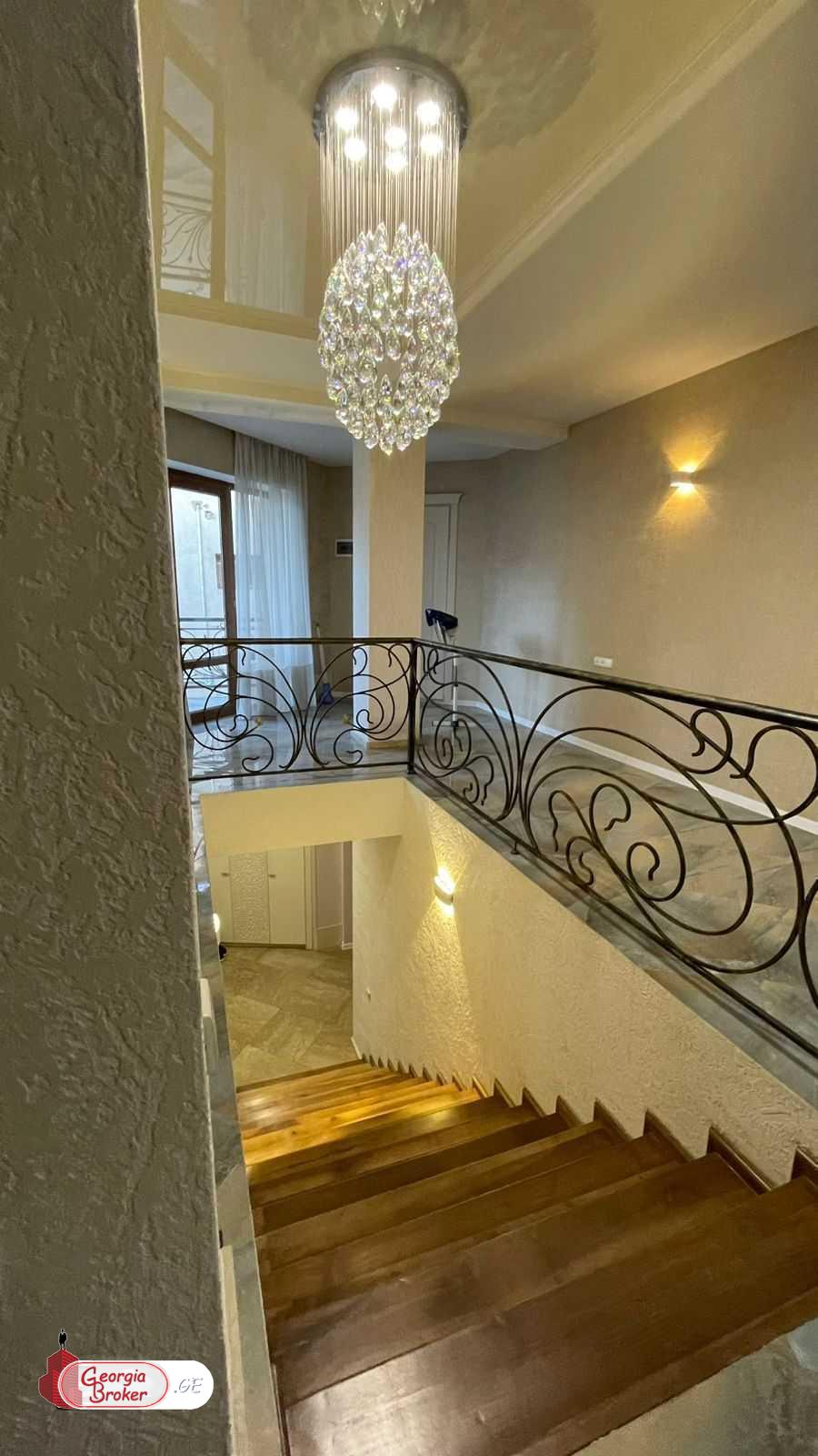 იყიდება ახალი გარემონტებული 10 ოთახიანი სახლი