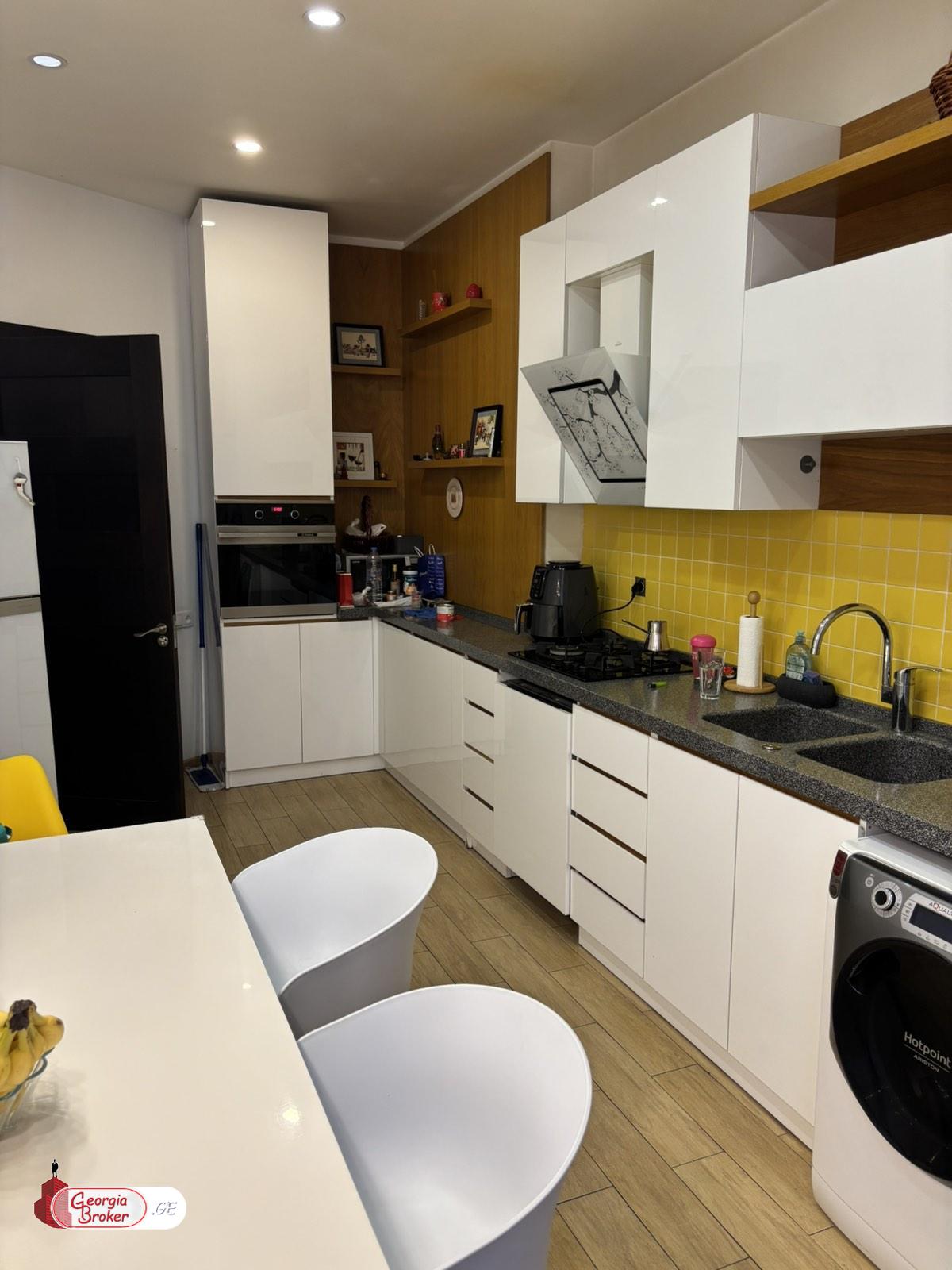 იყიდება ახალი გარემონტებული 5 ოთახიანი ბინა