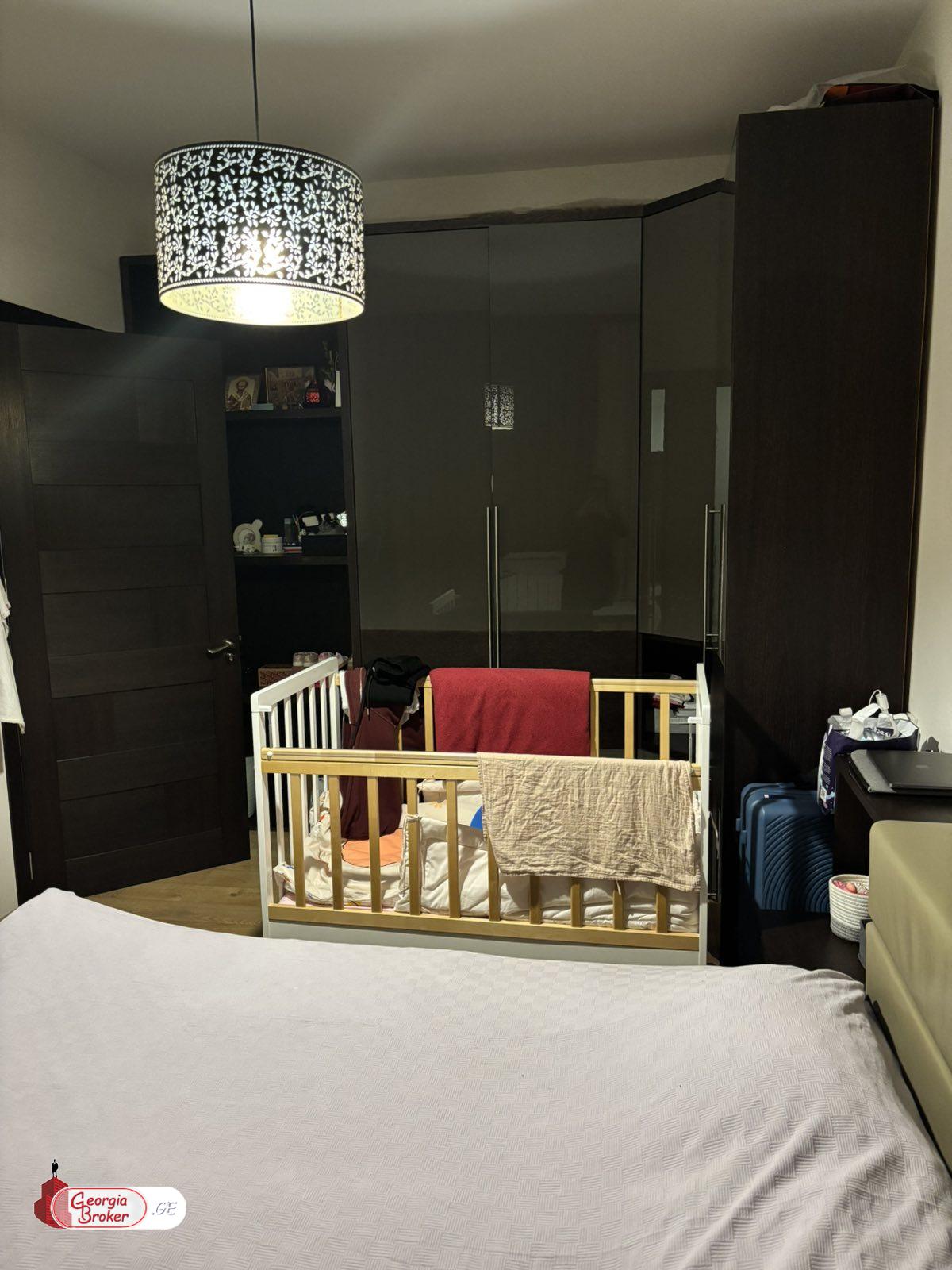 იყიდება ახალი გარემონტებული 5 ოთახიანი ბინა