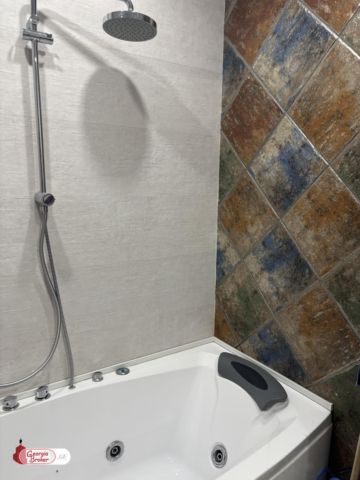 იყიდება ახალი გარემონტებული 5 ოთახიანი ბინა