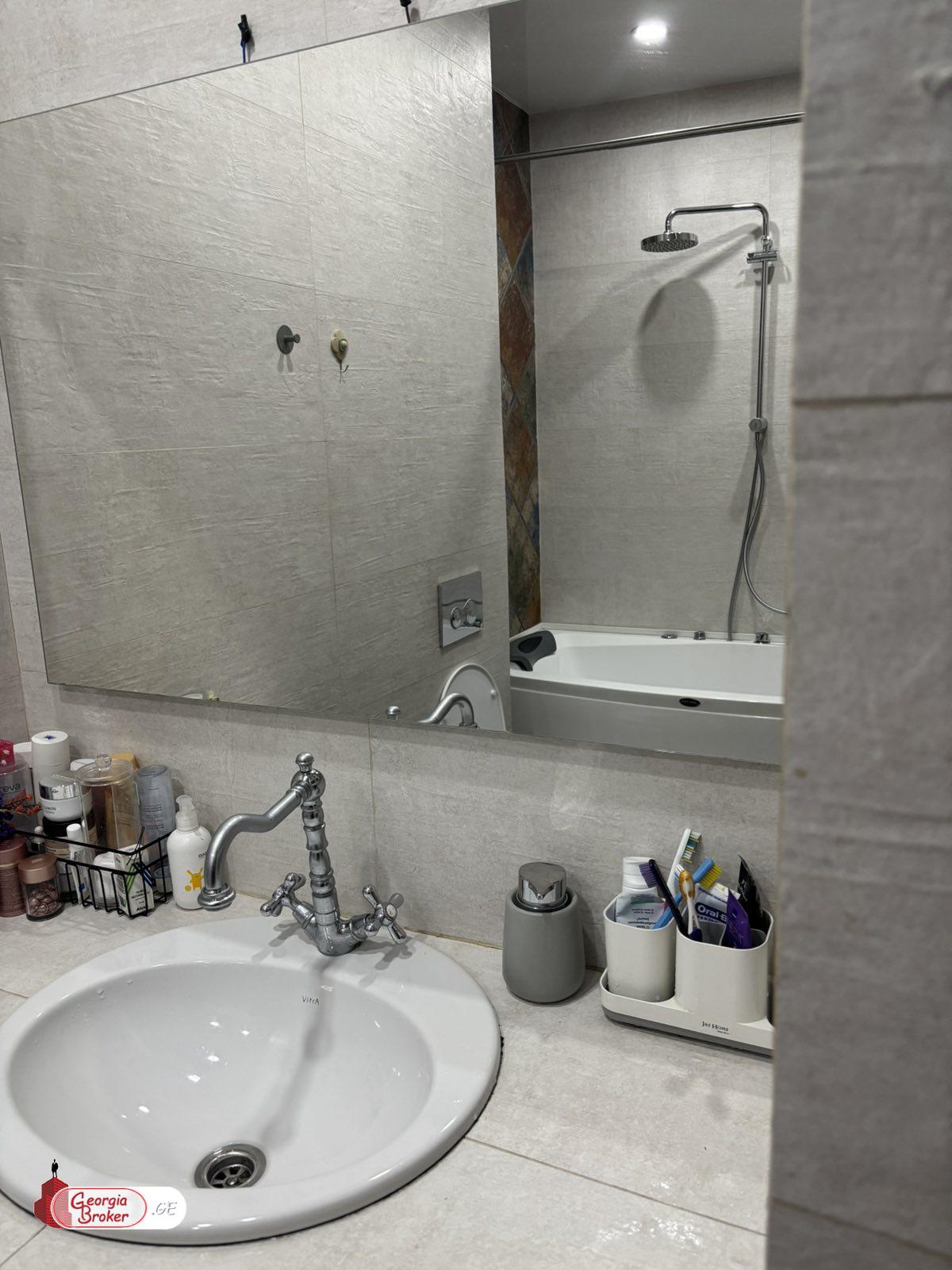 იყიდება ახალი გარემონტებული 5 ოთახიანი ბინა