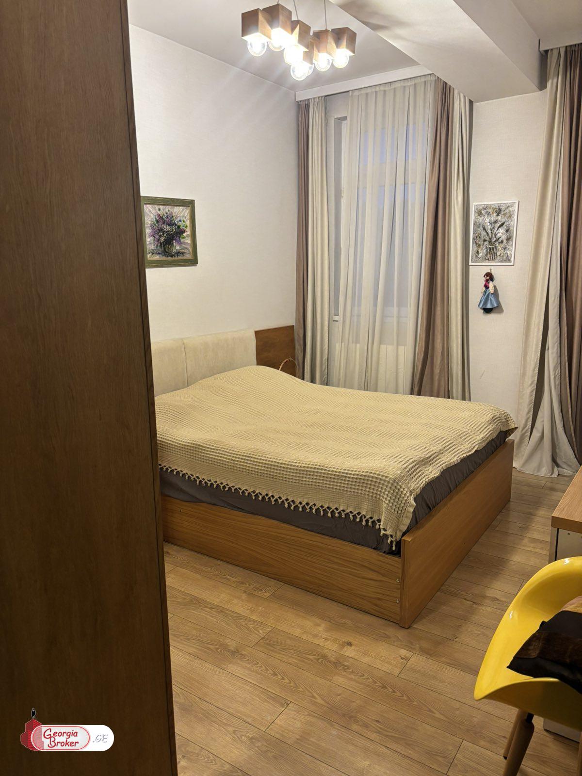 იყიდება ახალი გარემონტებული 5 ოთახიანი ბინა