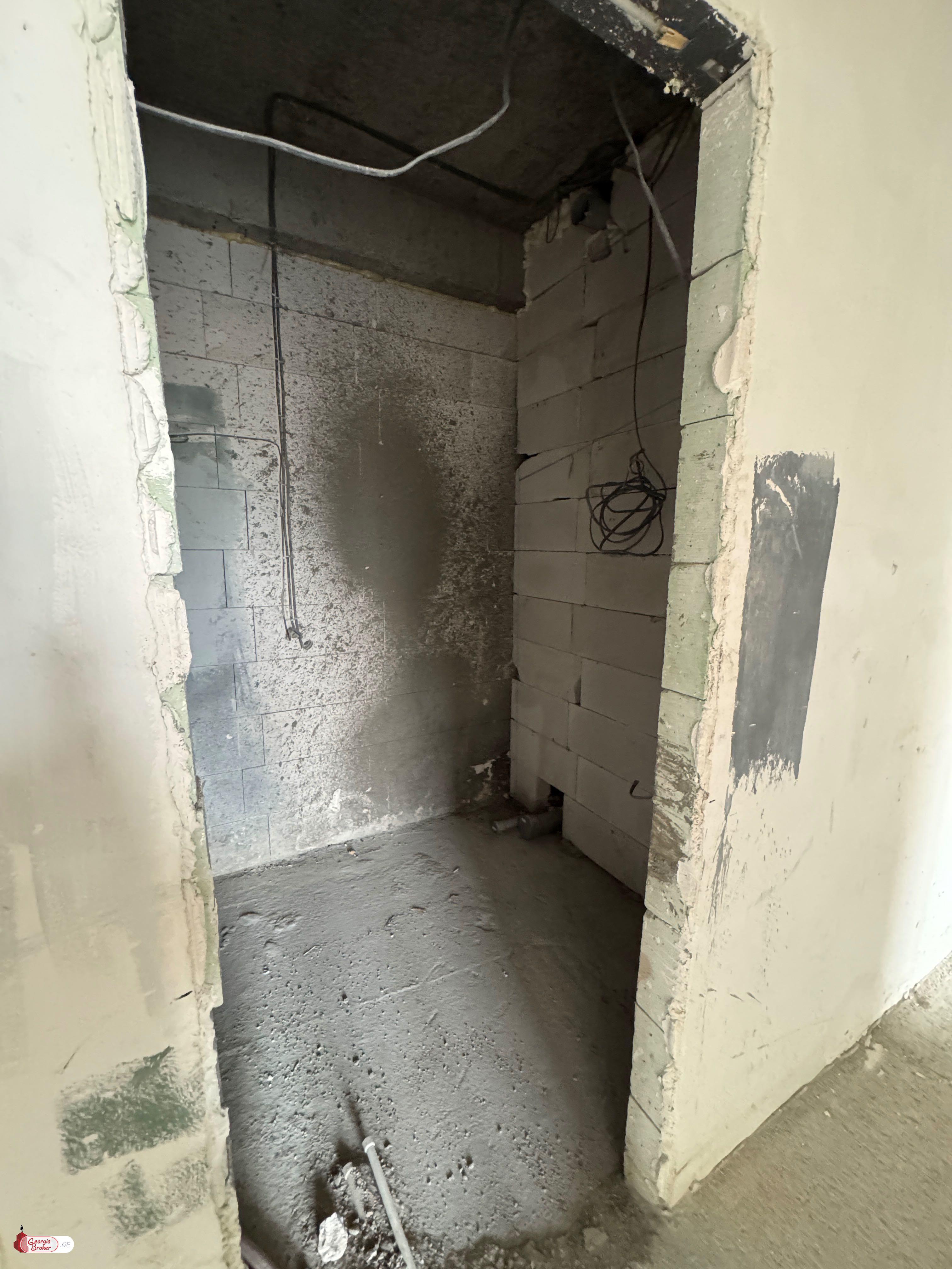 იყიდება ახალი აშენებული 4 ოთახიანი ბინა