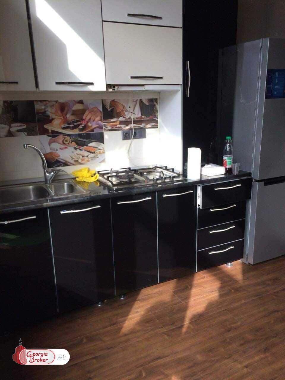 იყიდება ძველი გარემონტებული 2 ოთახიანი ბინა