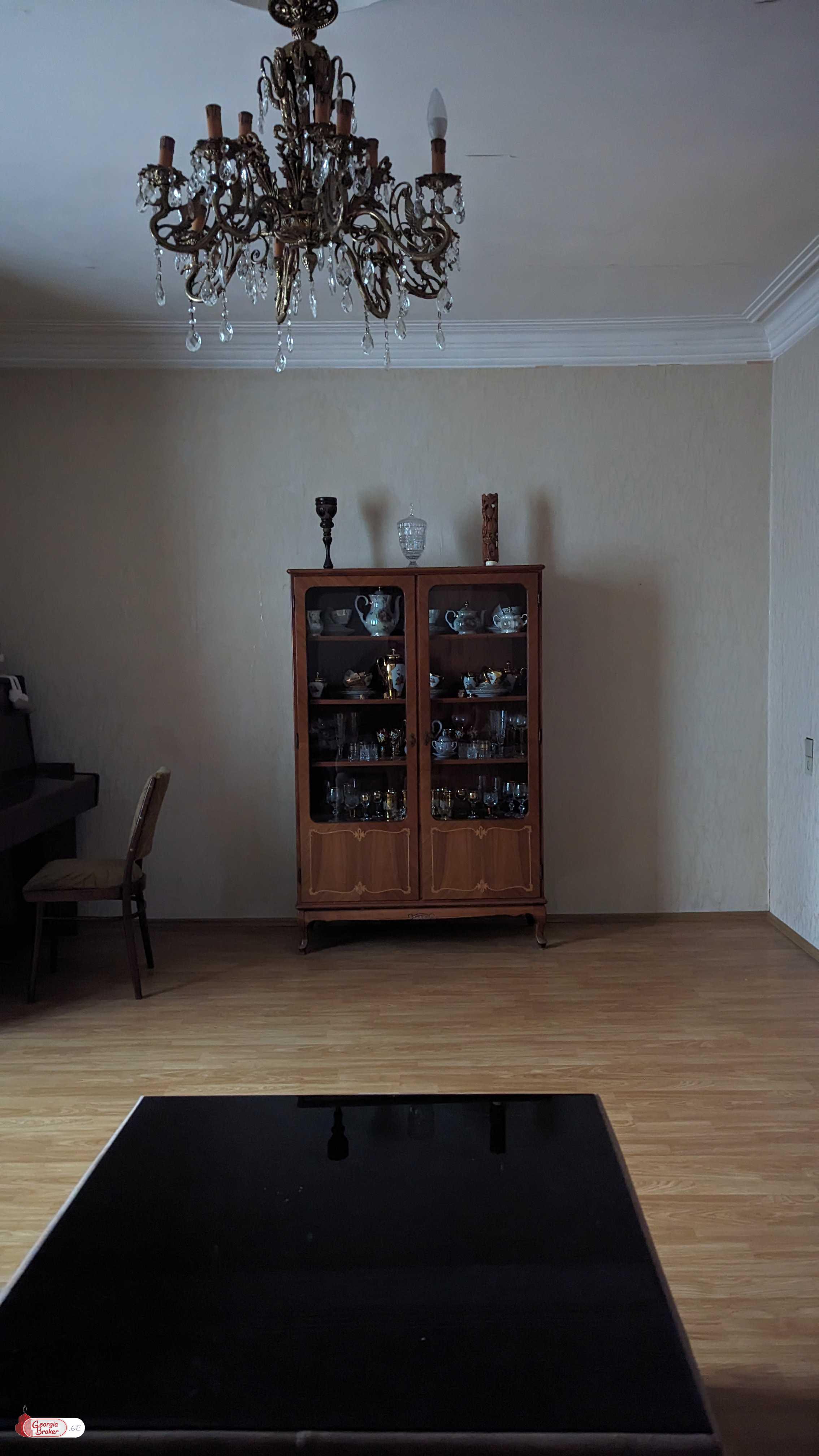 იყიდება ძველი გარემონტებული 3 ოთახიანი ბინა