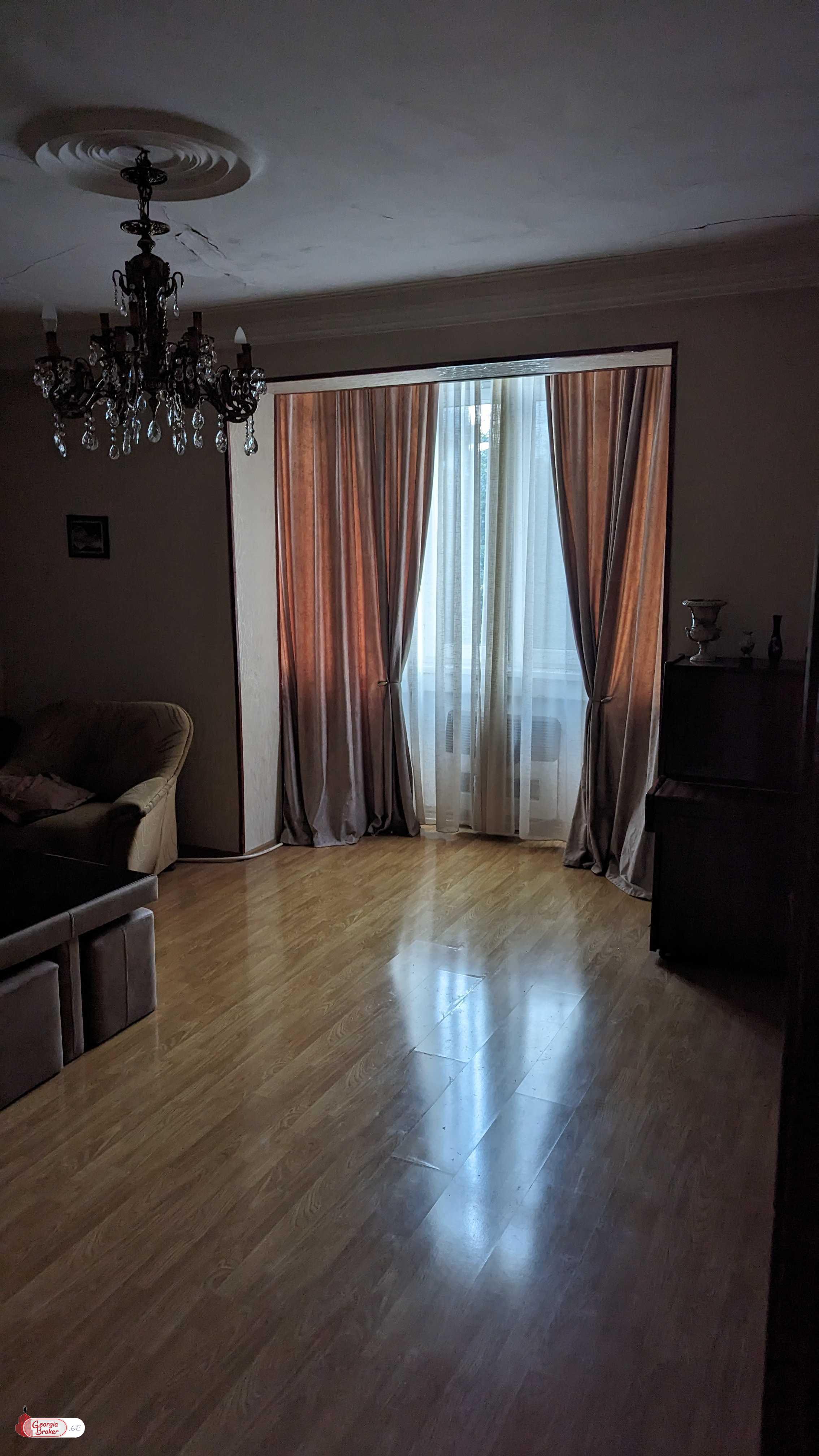 იყიდება ძველი გარემონტებული 3 ოთახიანი ბინა