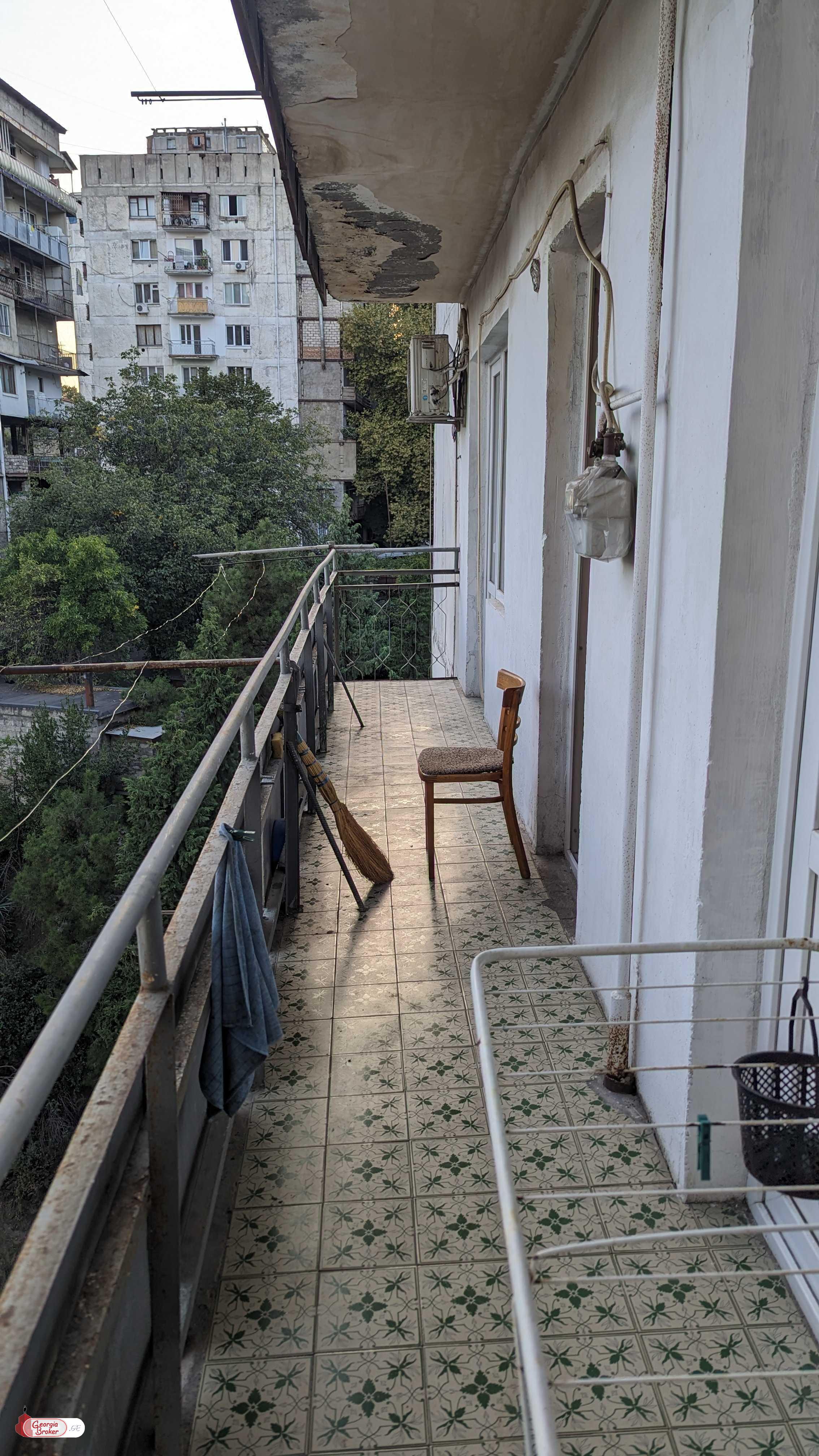 იყიდება ძველი გარემონტებული 3 ოთახიანი ბინა