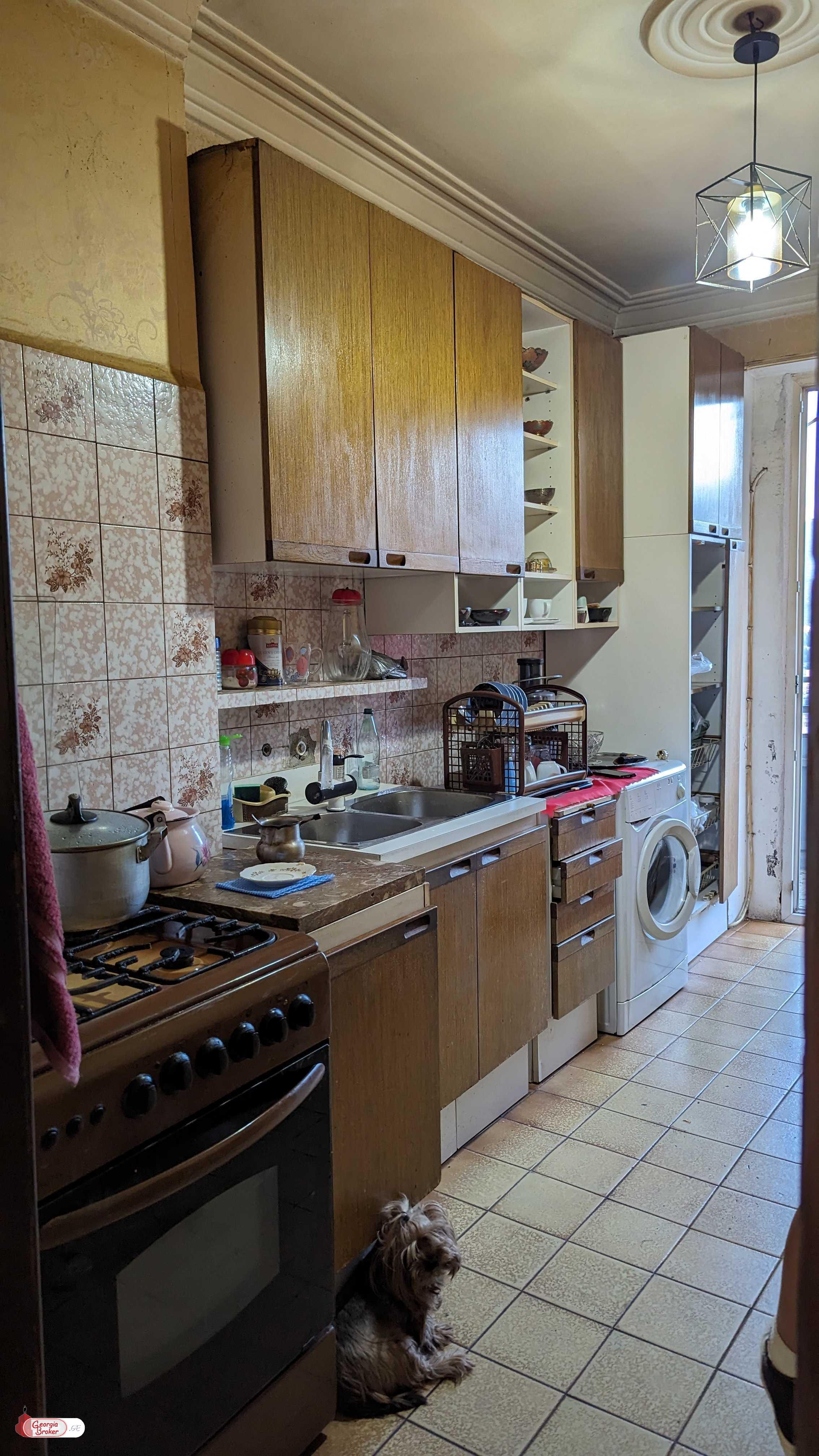 იყიდება ძველი გარემონტებული 3 ოთახიანი ბინა