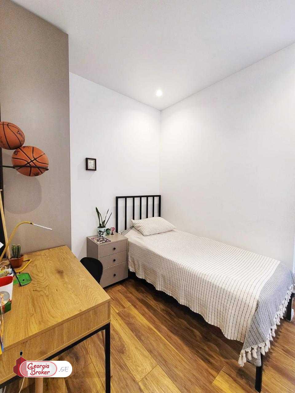 იყიდება ახალი გარემონტებული 4 ოთახიანი ბინა