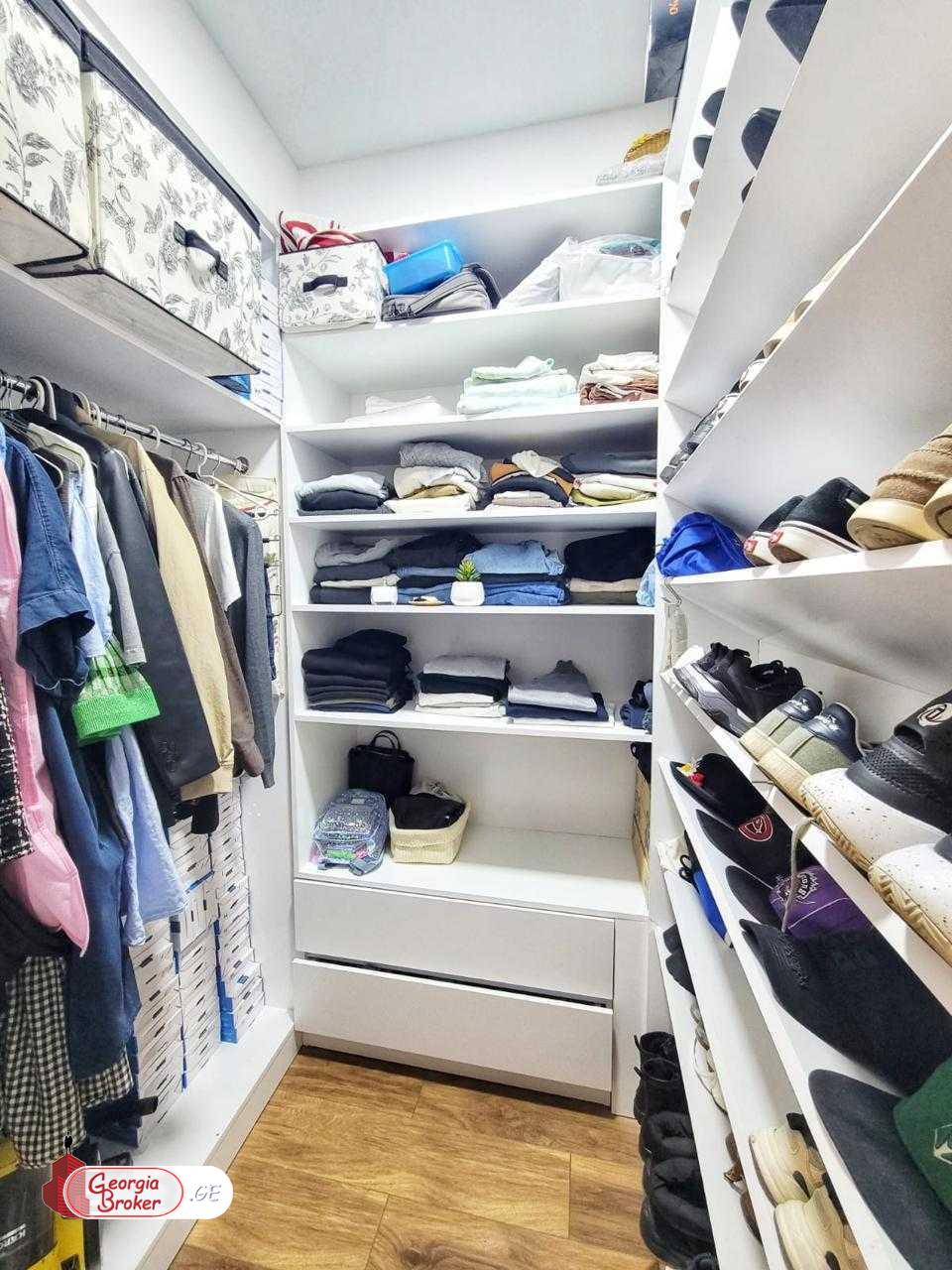 იყიდება ახალი გარემონტებული 4 ოთახიანი ბინა