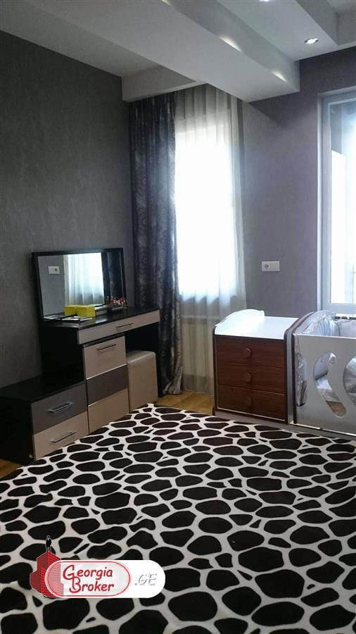 продается квартира с новым ремонтом 4-комнаты