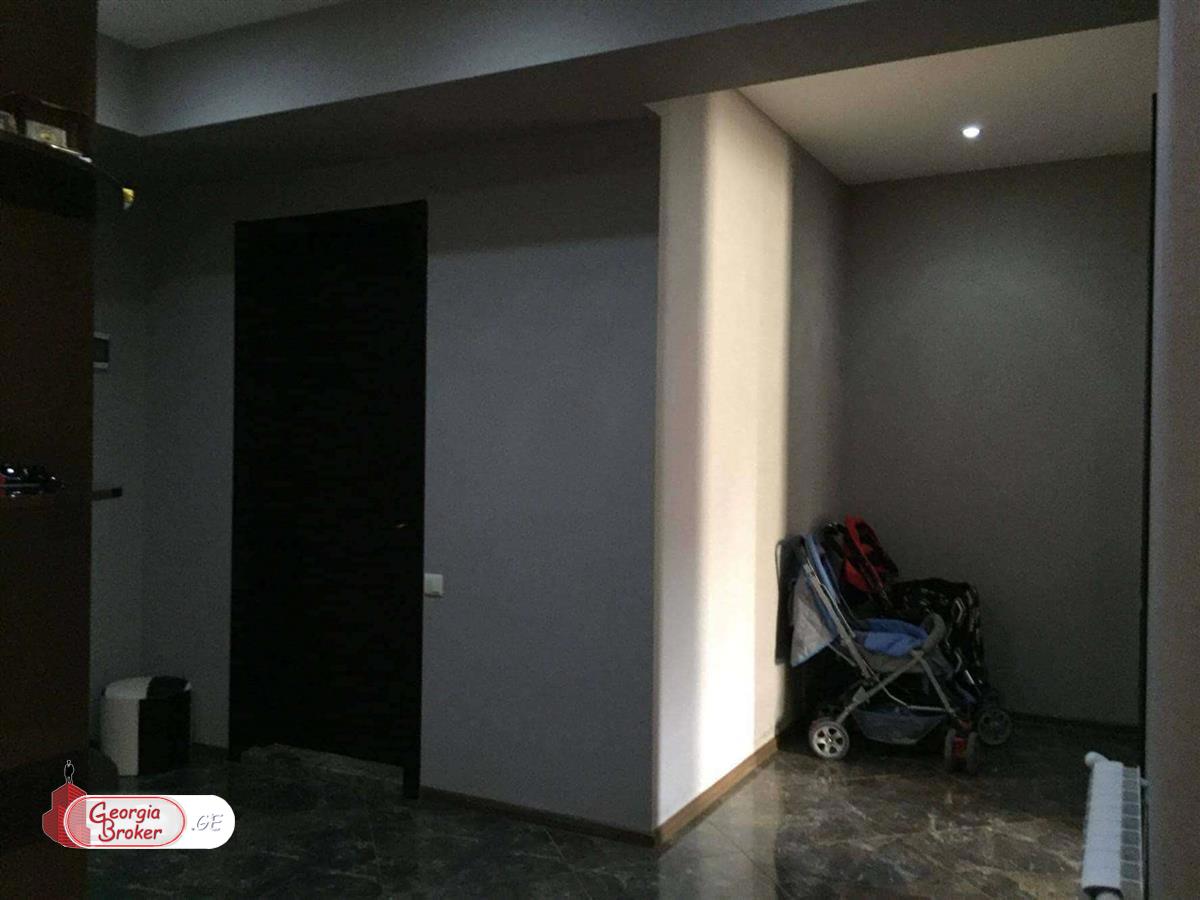 продается квартира с новым ремонтом 4-комнаты