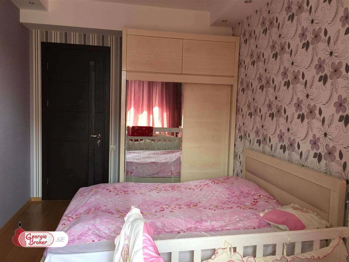 продается квартира с новым ремонтом 4-комнаты