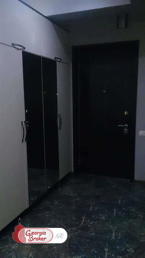 продается квартира с новым ремонтом 4-комнаты