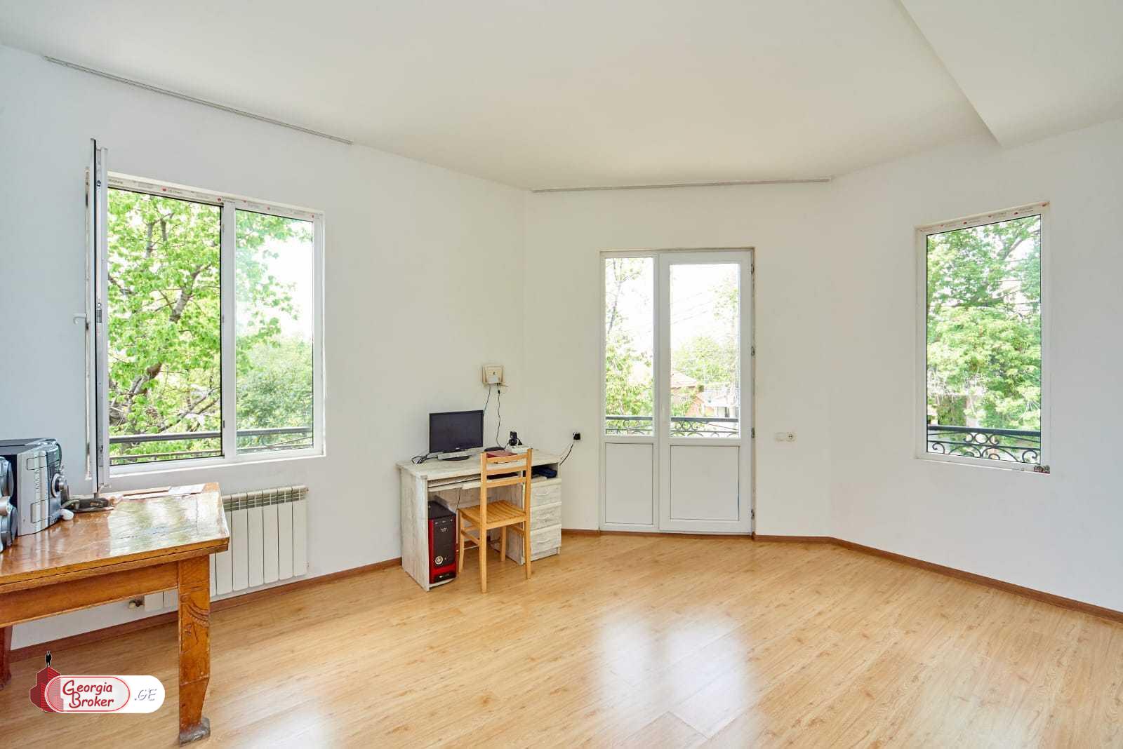 продается дом с новым ремонтом 6-комнат