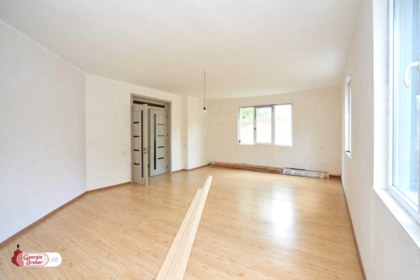 продается дом с новым ремонтом 6-комнат