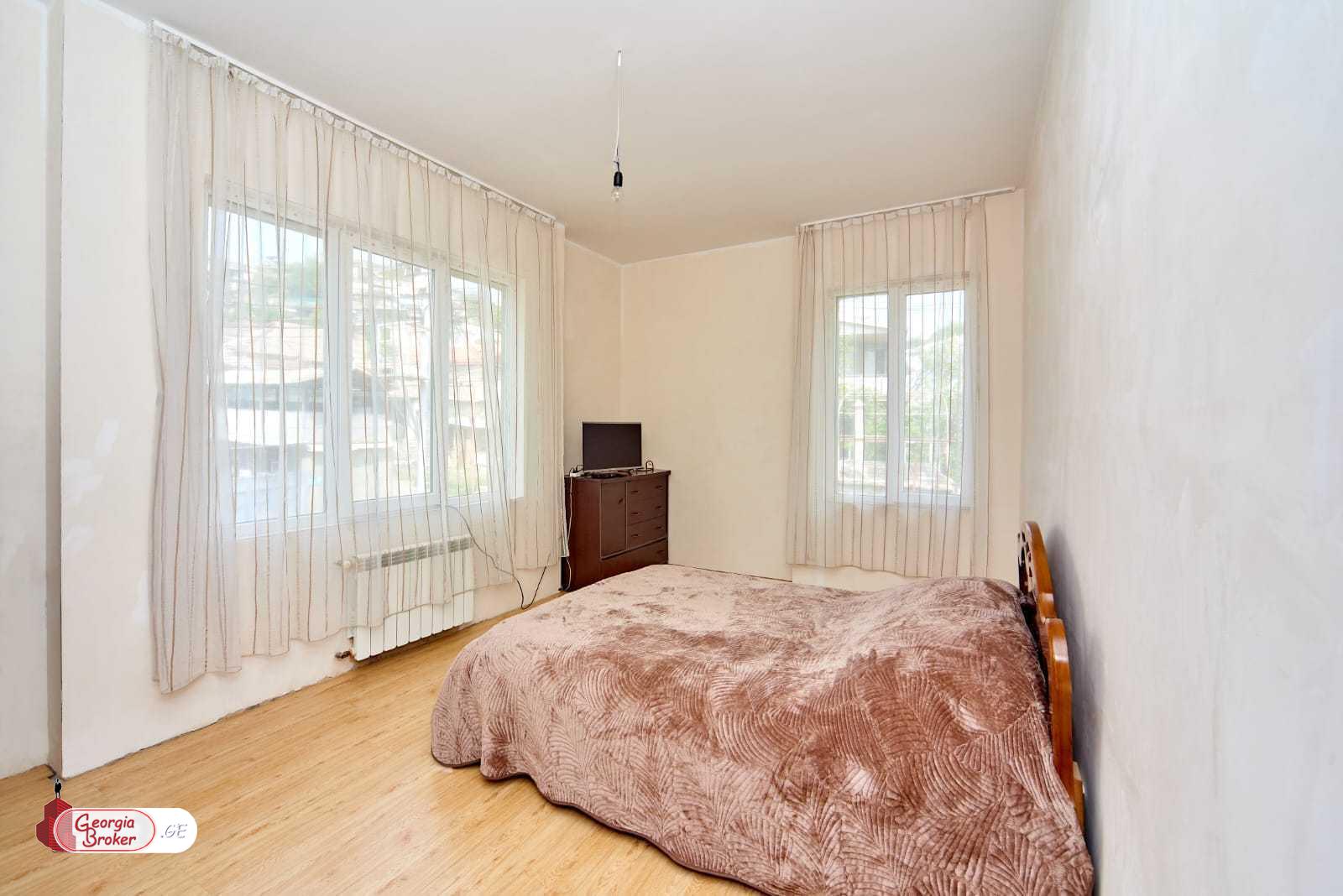 продается дом с новым ремонтом 6-комнат