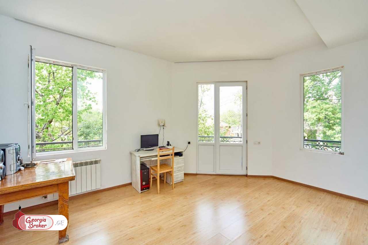 продается дом с новым ремонтом 6-комнат