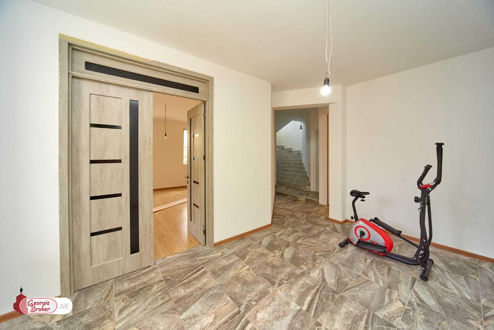 продается дом с новым ремонтом 6-комнат