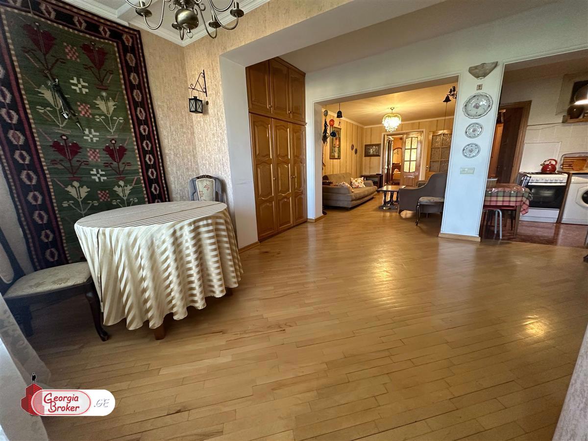 продается квартира с новым ремонтом 3-комнаты