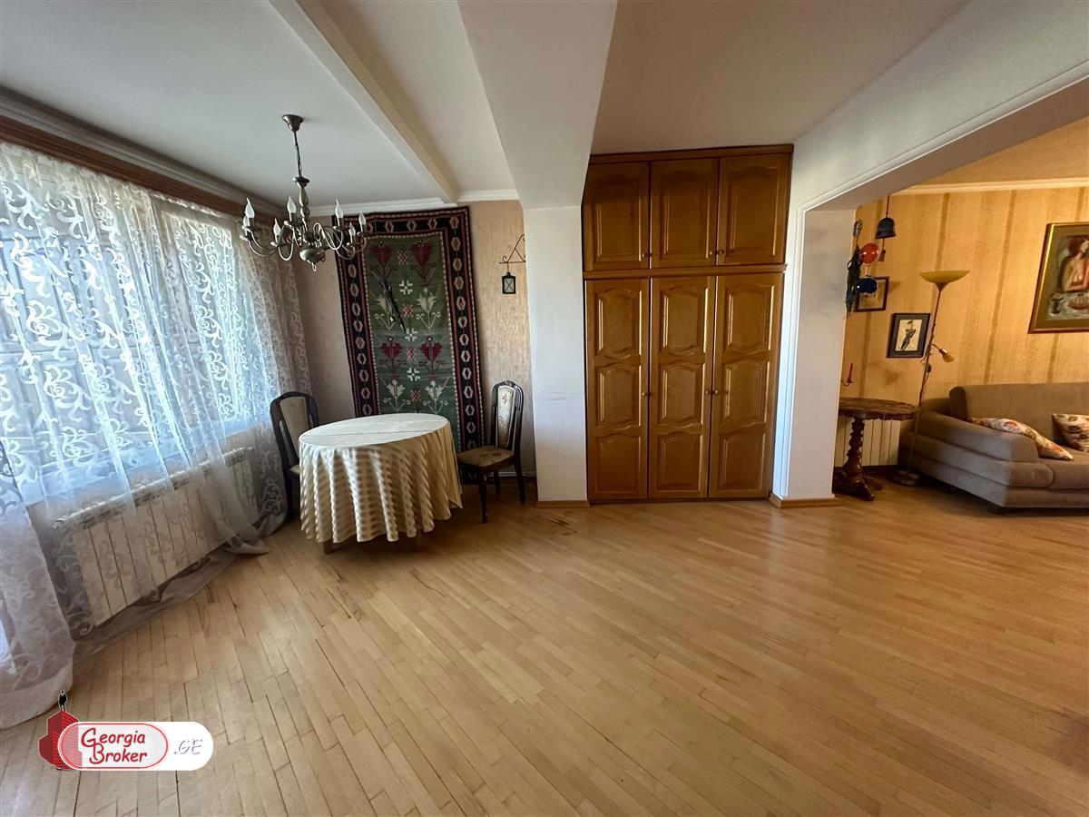 продается квартира с новым ремонтом 3-комнаты