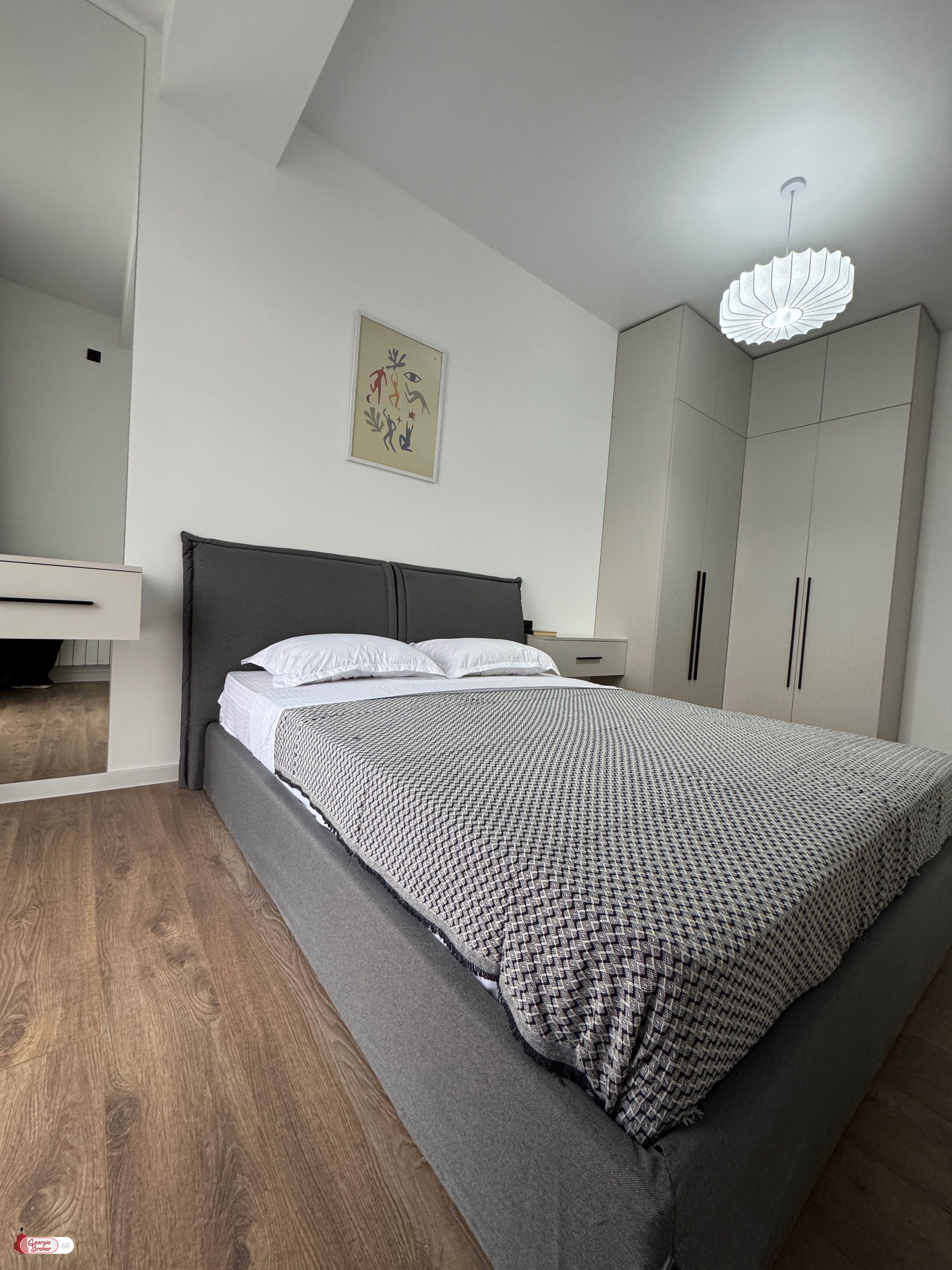 продается квартира с новым ремонтом 4-комнаты