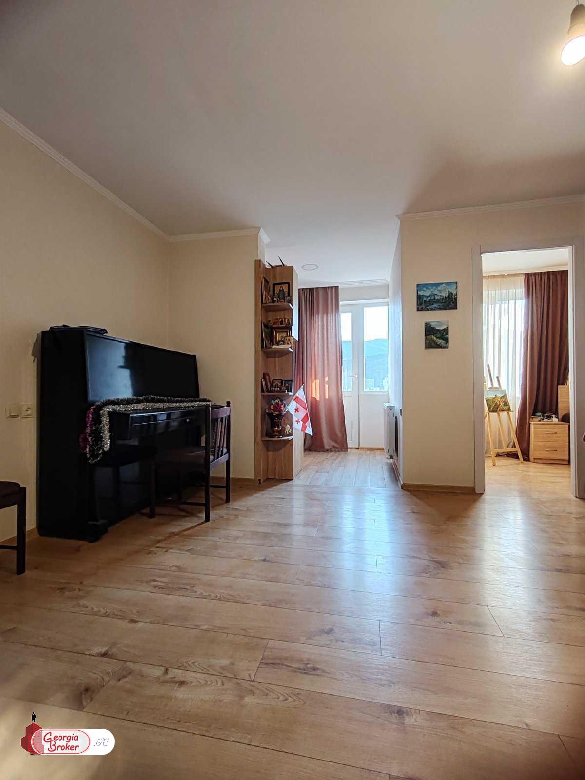 продается квартира с новым ремонтом 5-комнат