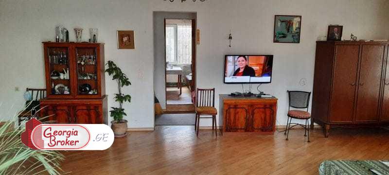 იყიდება ძველი გარემონტებული 6 ოთახიანი სახლი