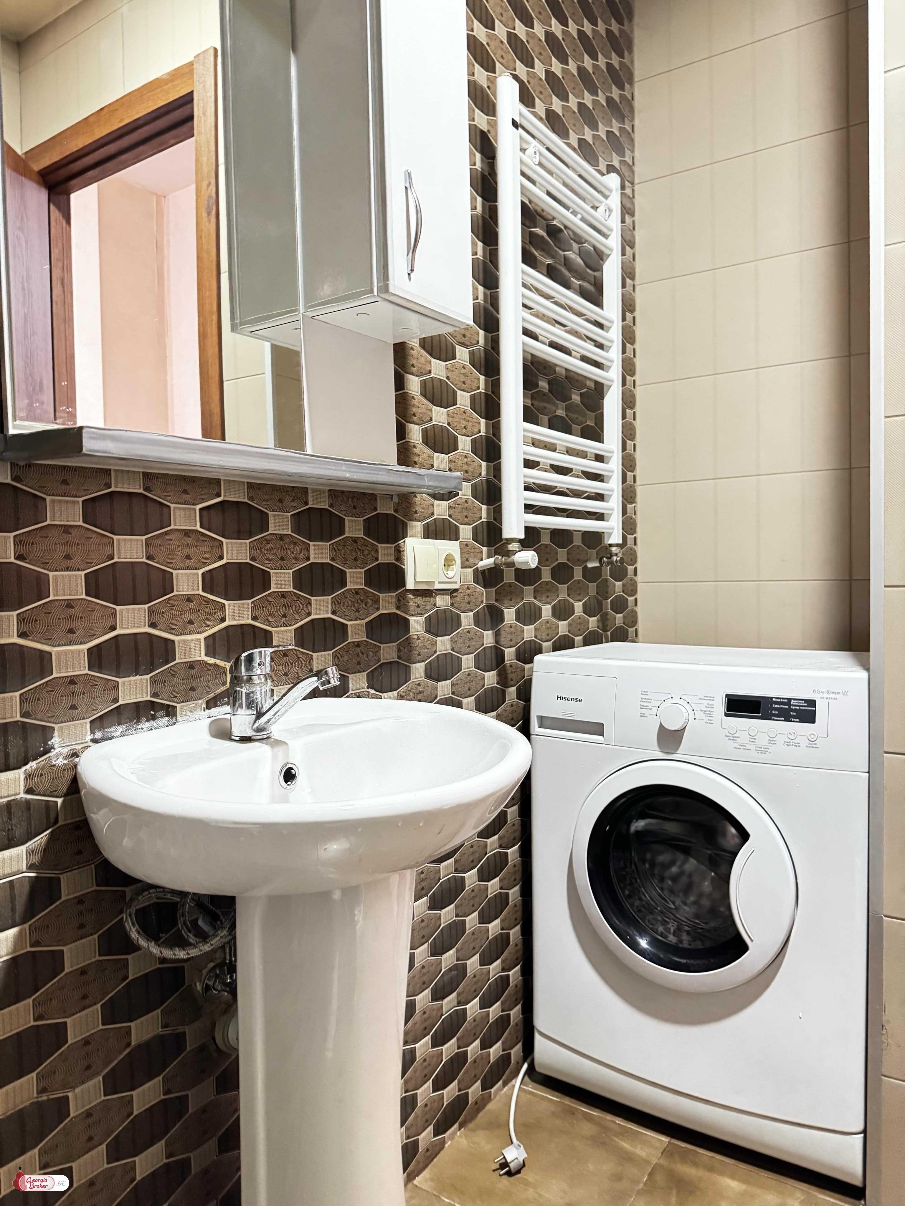 იყიდება ძველი გარემონტებული 3 ოთახიანი ბინა