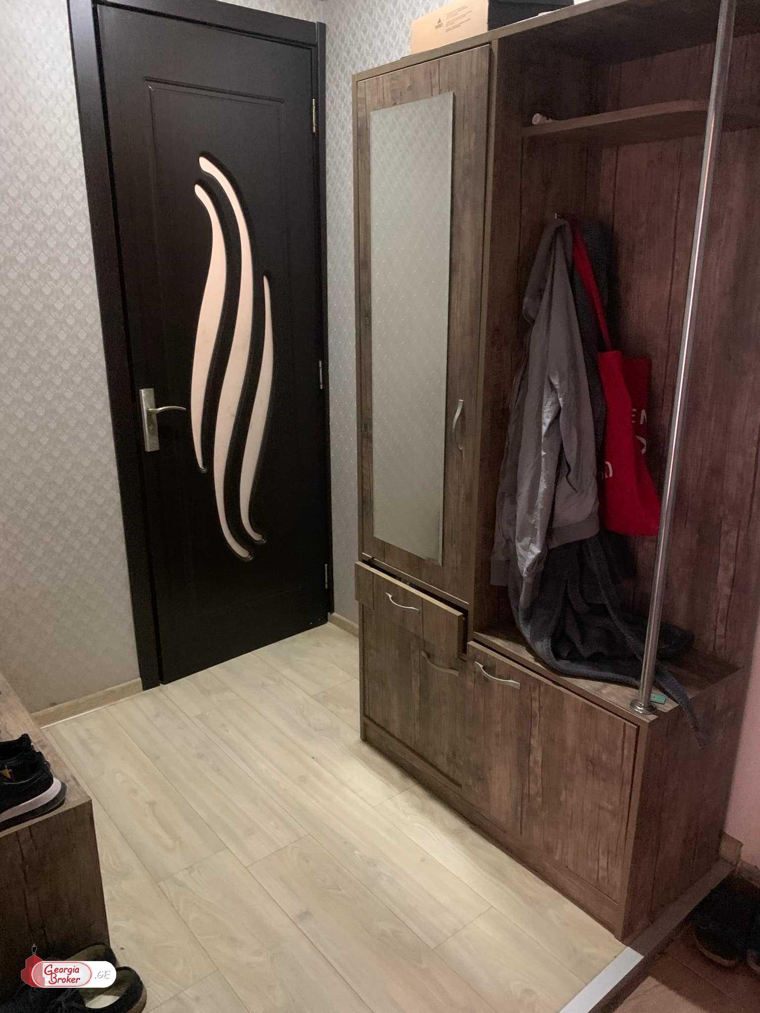 იყიდება ძველი გარემონტებული 3 ოთახიანი ბინა