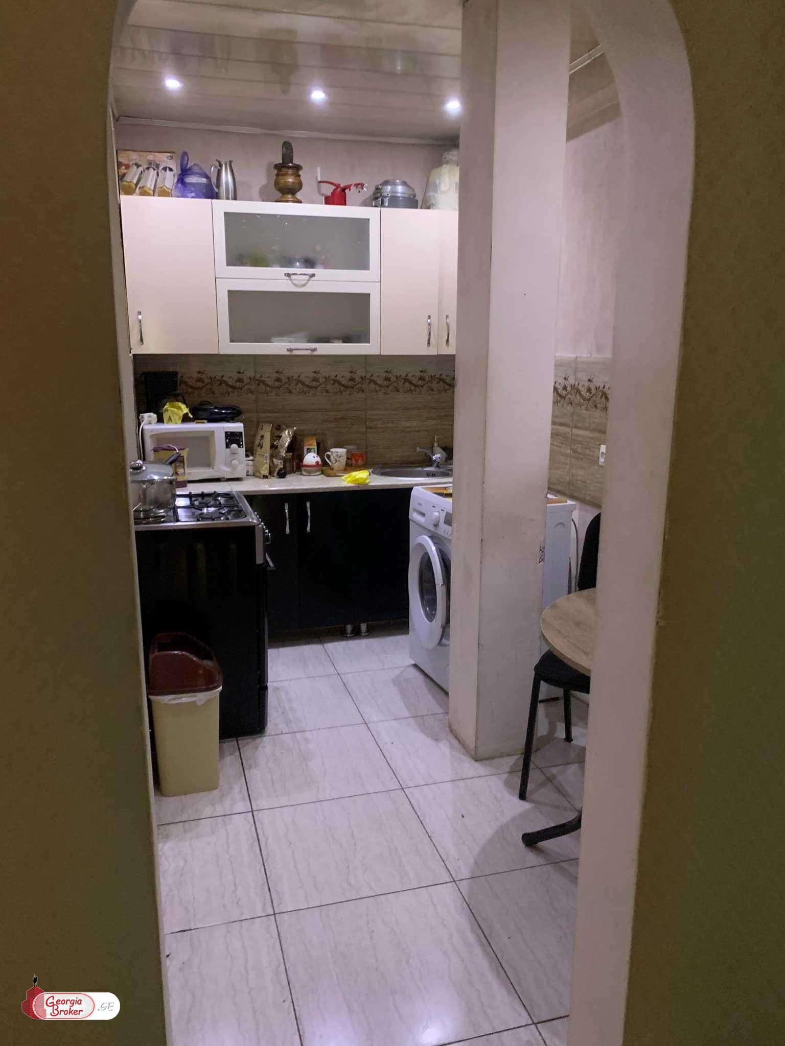 იყიდება ძველი გარემონტებული 3 ოთახიანი ბინა