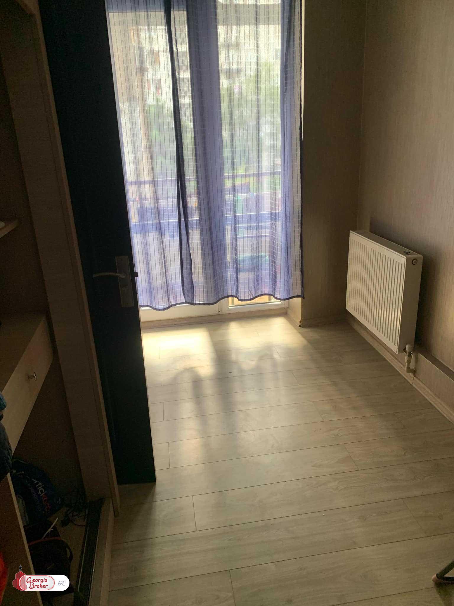 იყიდება ძველი გარემონტებული 3 ოთახიანი ბინა