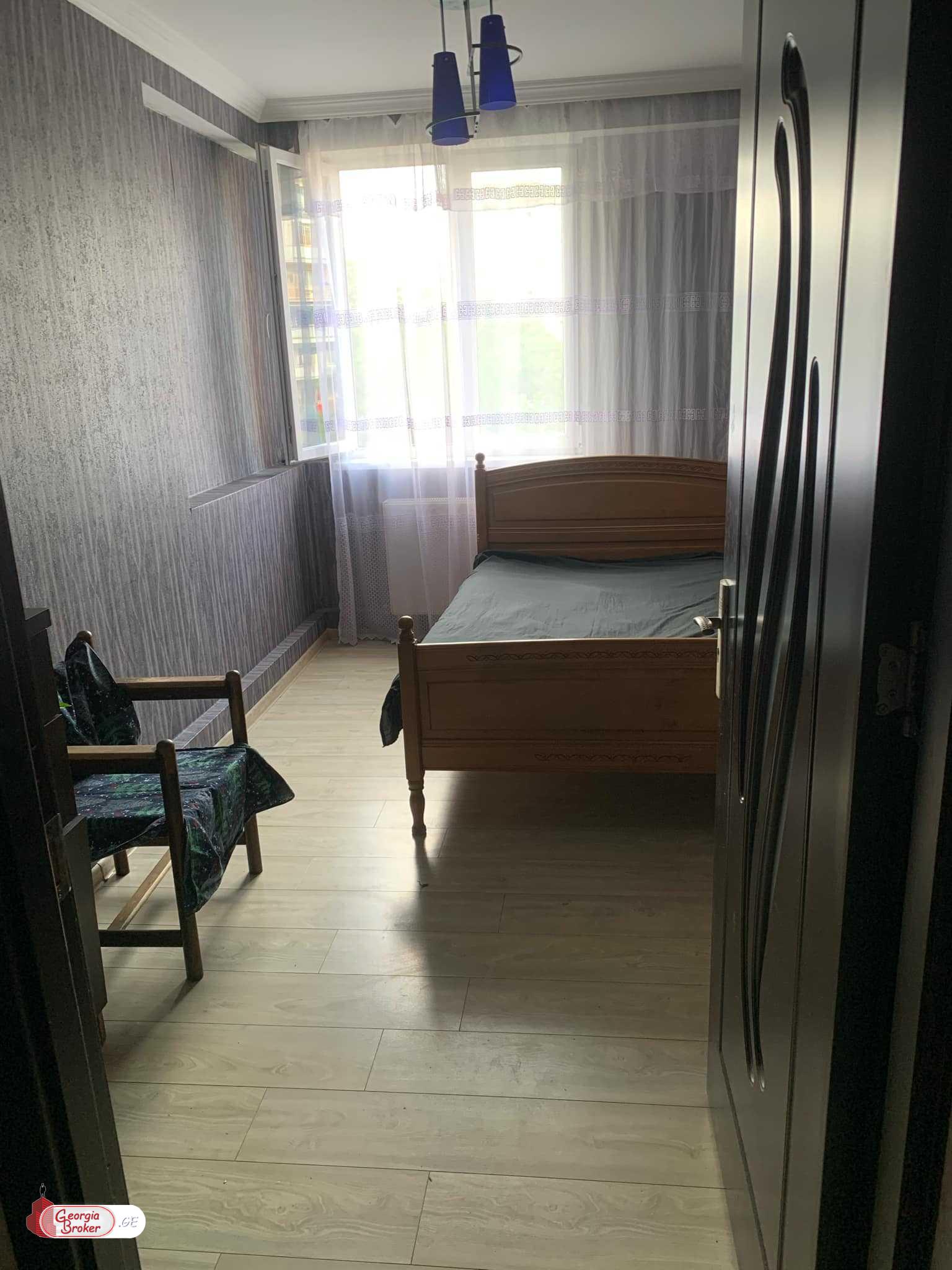 იყიდება ძველი გარემონტებული 3 ოთახიანი ბინა