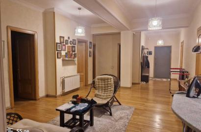 იყიდება ახალი გარემონტებული 5 ოთახიანი ბინა