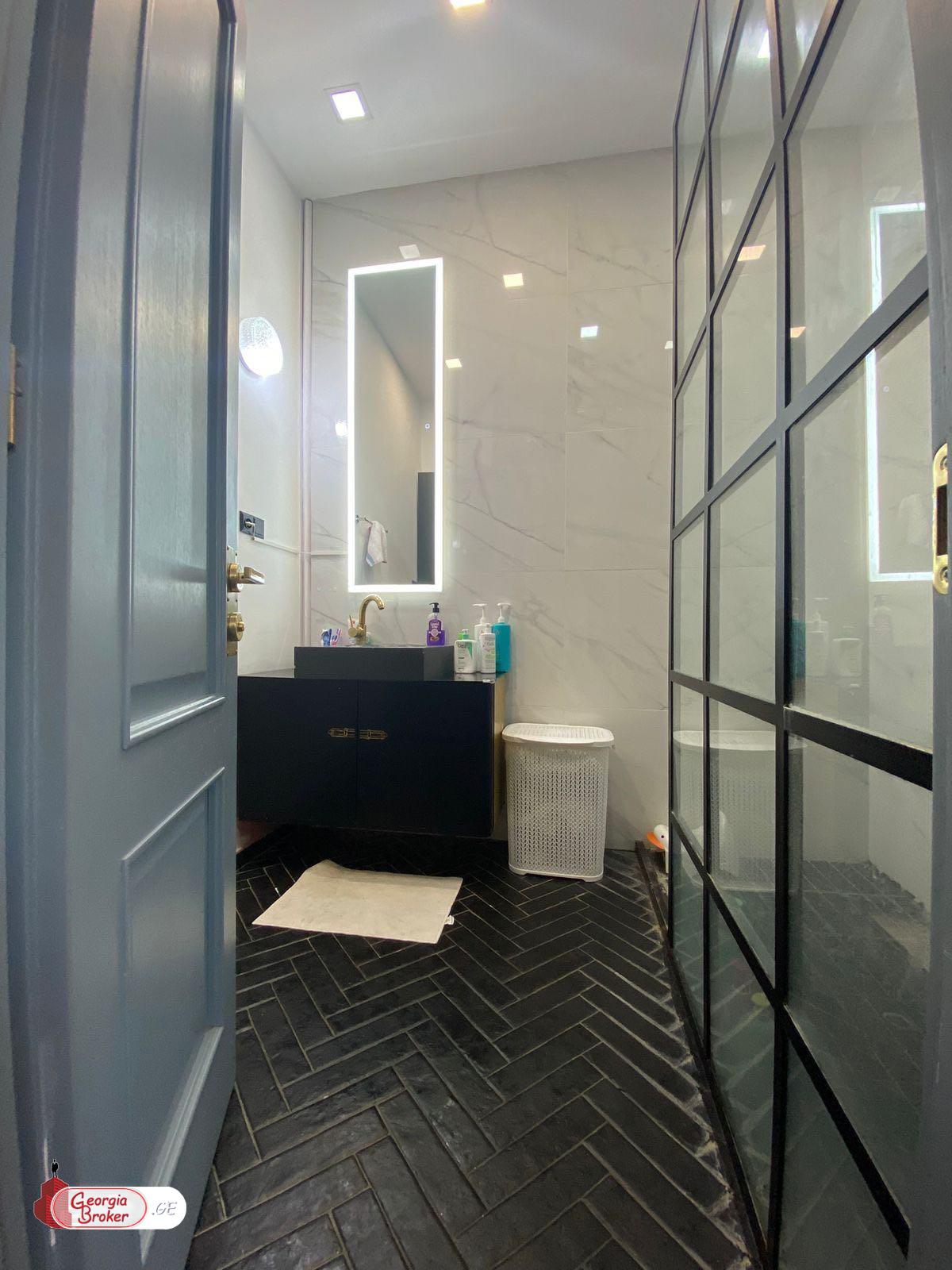 იყიდება ახალი გარემონტებული 4 ოთახიანი ბინა