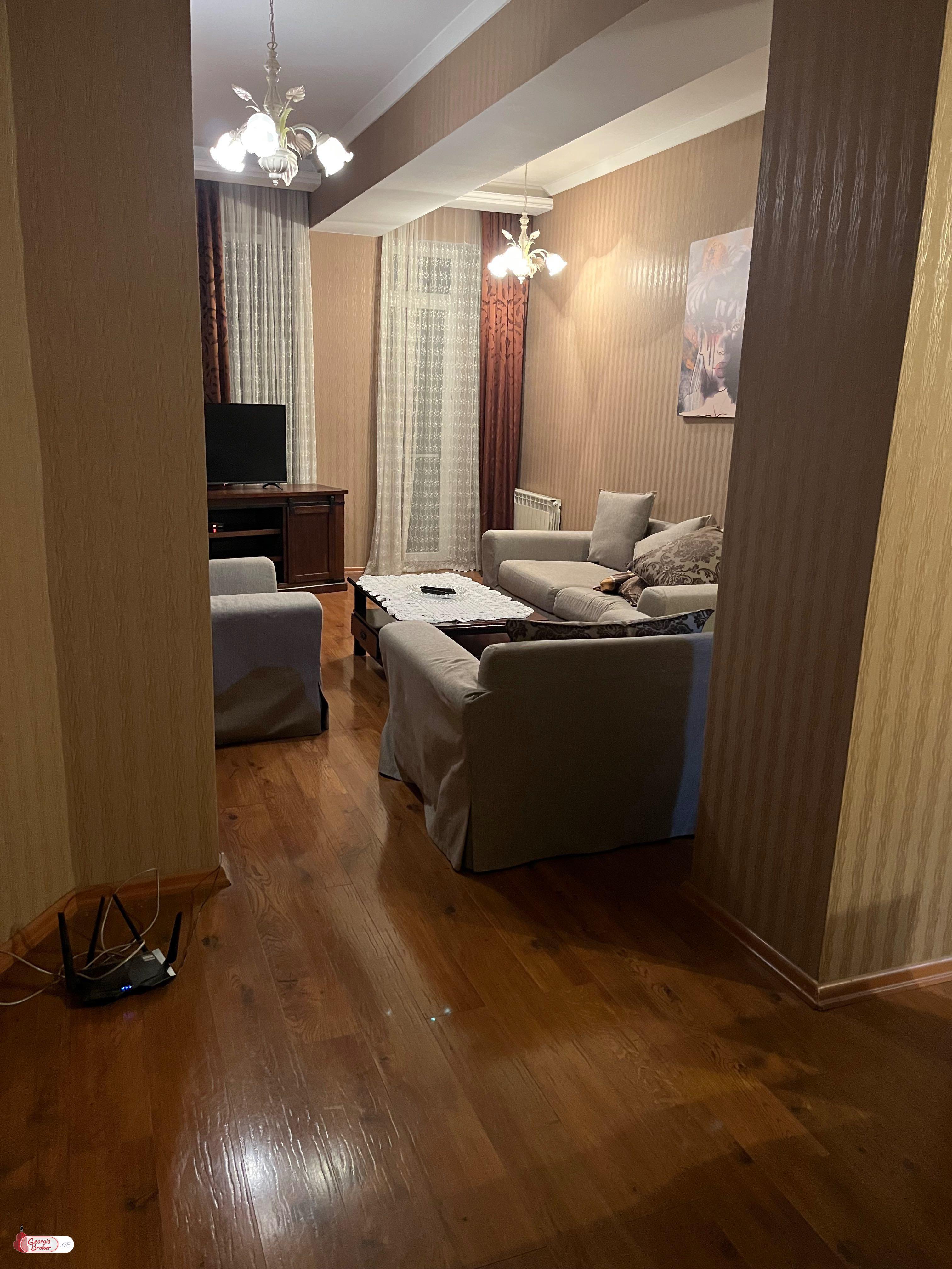 იყიდება ახალი გარემონტებული 5 ოთახიანი ბინა