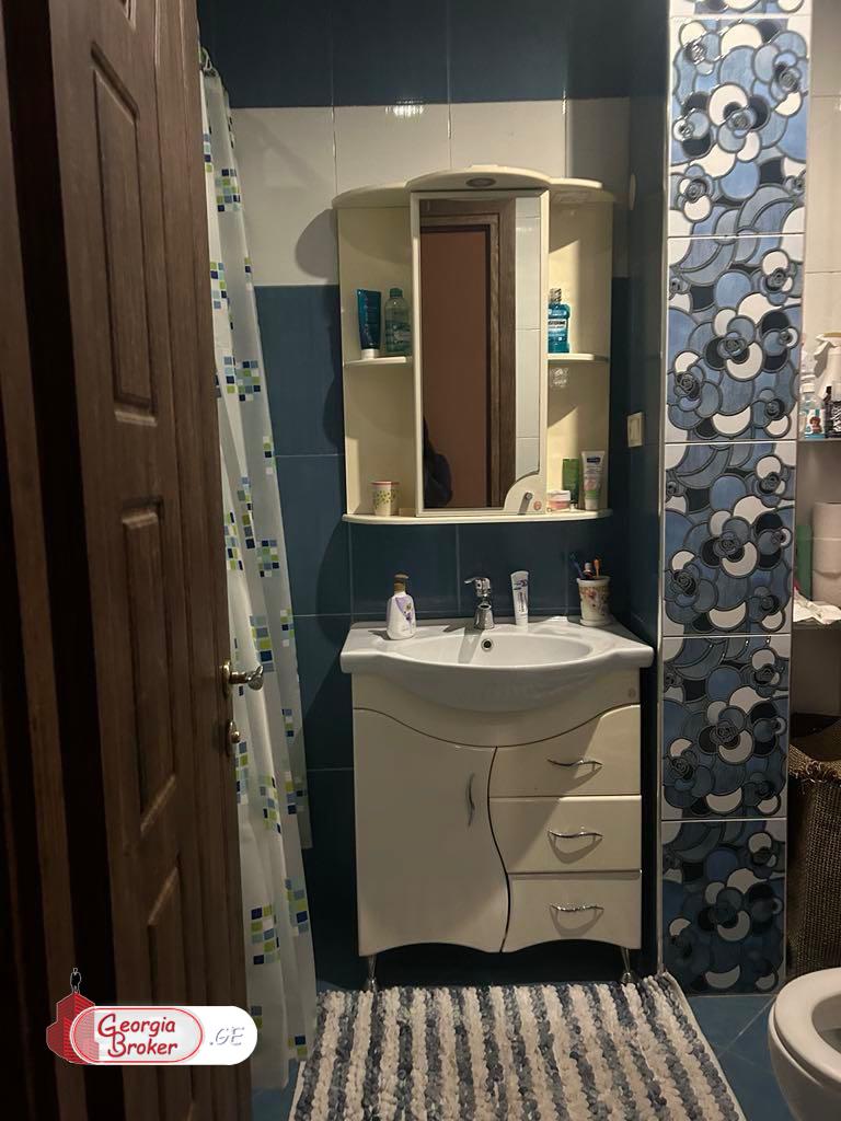 იყიდება ახალი გარემონტებული 5 ოთახიანი ბინა