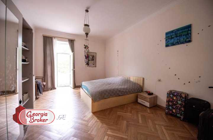 იყიდება ძველი გარემონტებული 4 ოთახიანი ბინა