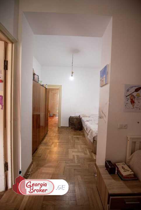 იყიდება ძველი გარემონტებული 4 ოთახიანი ბინა