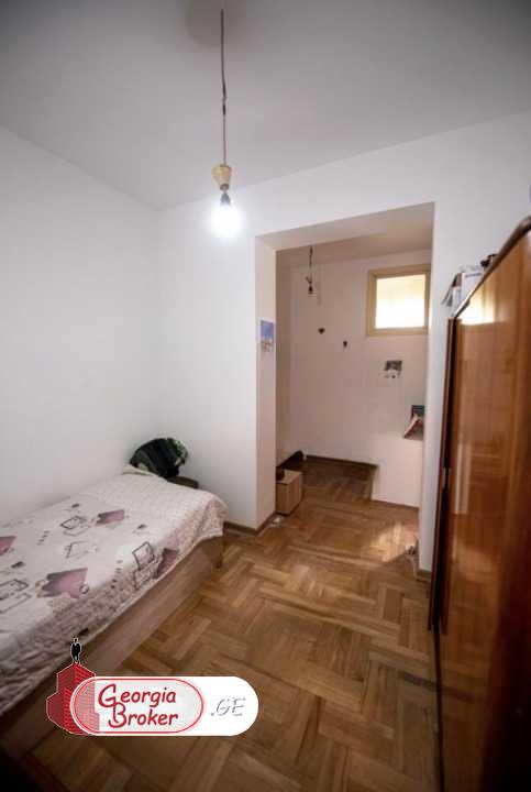 იყიდება ძველი გარემონტებული 4 ოთახიანი ბინა