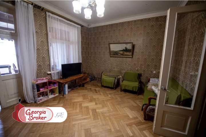 იყიდება ძველი გარემონტებული 4 ოთახიანი ბინა