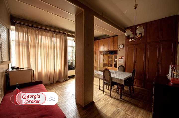 იყიდება ძველი გარემონტებული 4 ოთახიანი ბინა