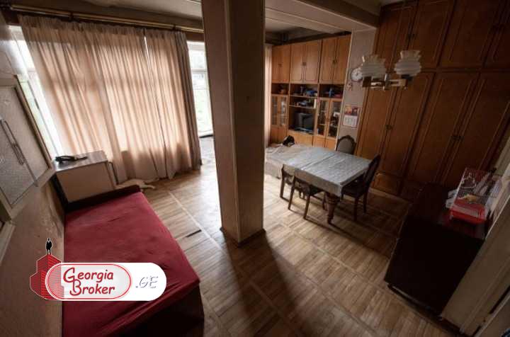 იყიდება ძველი გარემონტებული 4 ოთახიანი ბინა