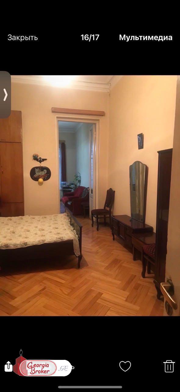 იყიდება ძველი გარემონტებული 3 ოთახიანი ბინა