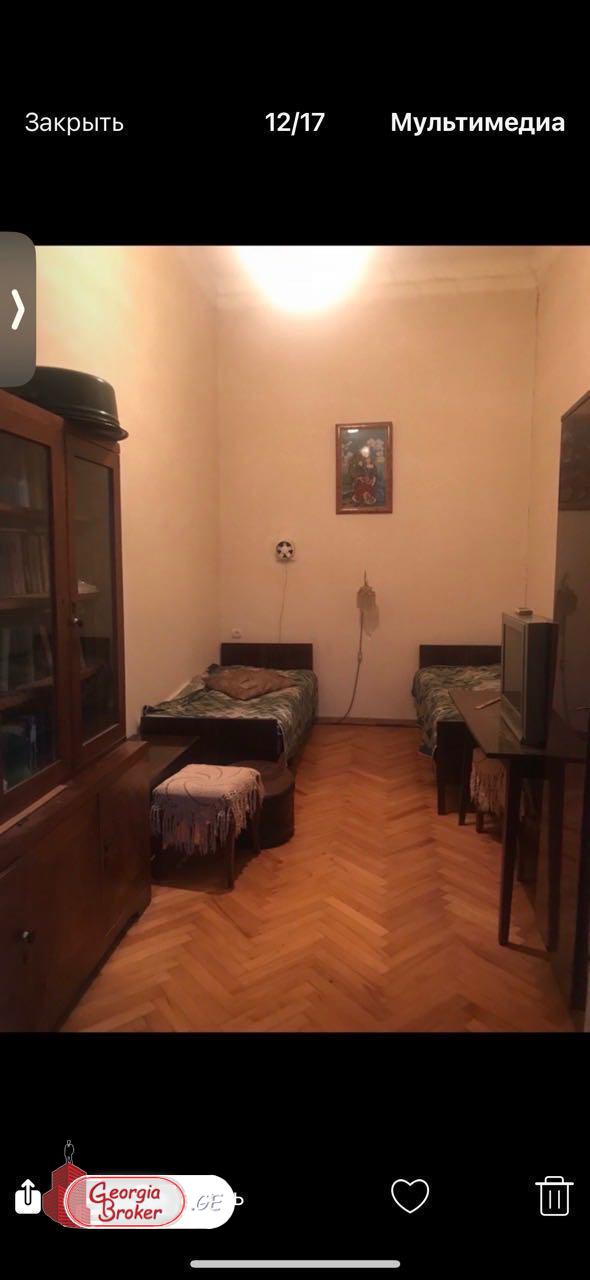 იყიდება ძველი გარემონტებული 3 ოთახიანი ბინა