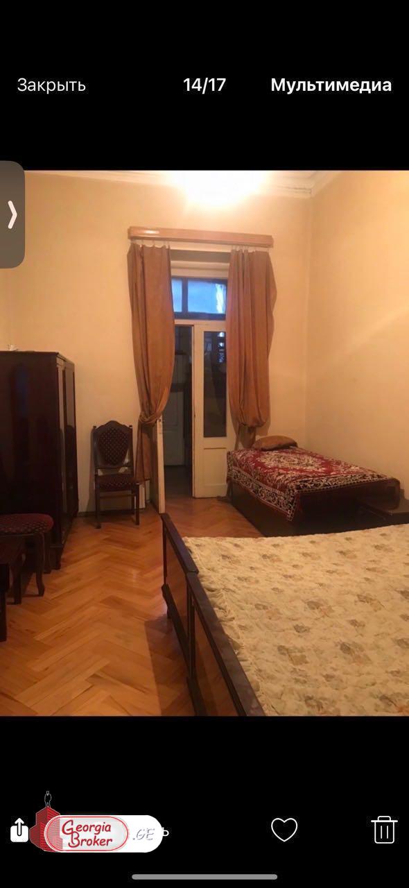 იყიდება ძველი გარემონტებული 3 ოთახიანი ბინა