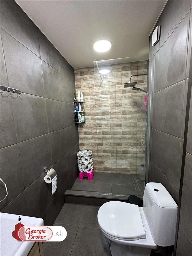 იყიდება ახალი გარემონტებული 5 ოთახიანი ბინა