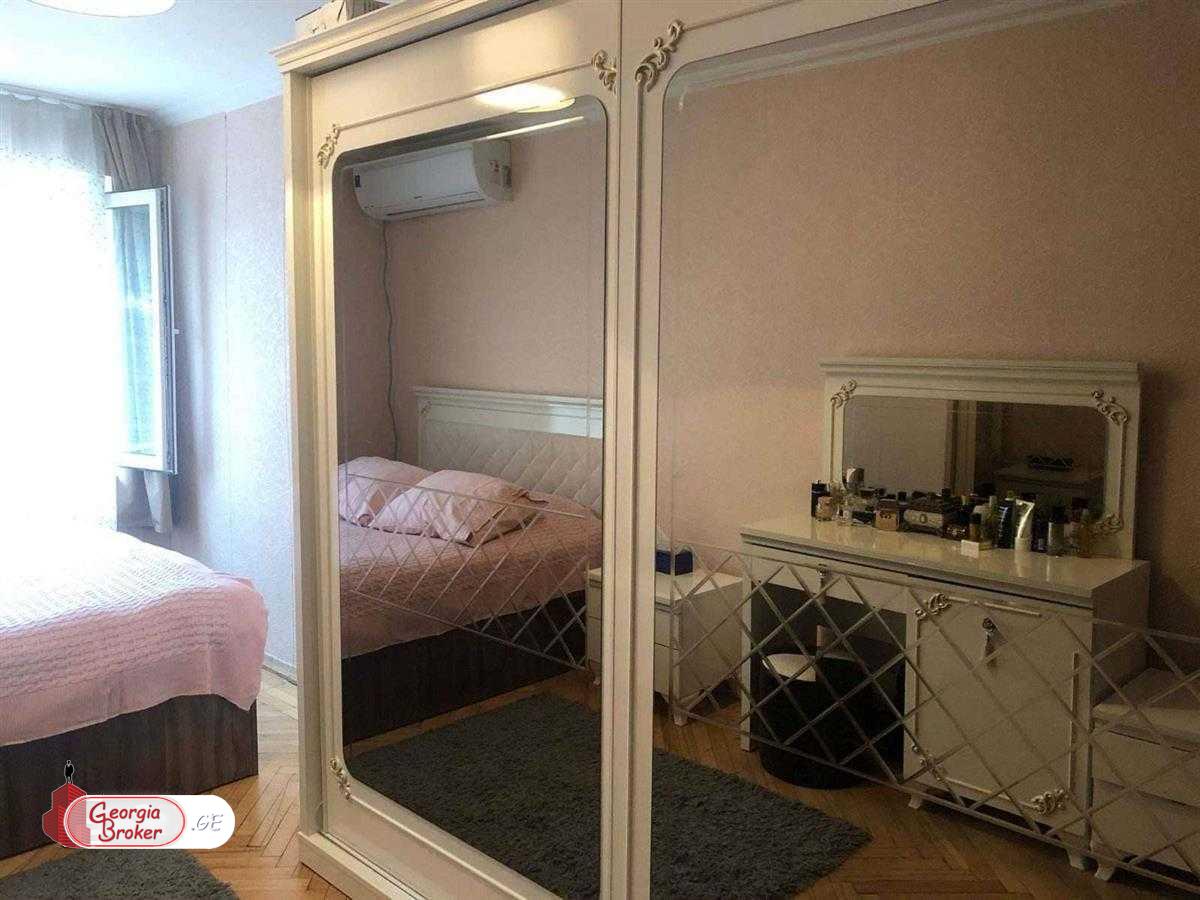 იყიდება ახალი გარემონტებული 4 ოთახიანი ბინა