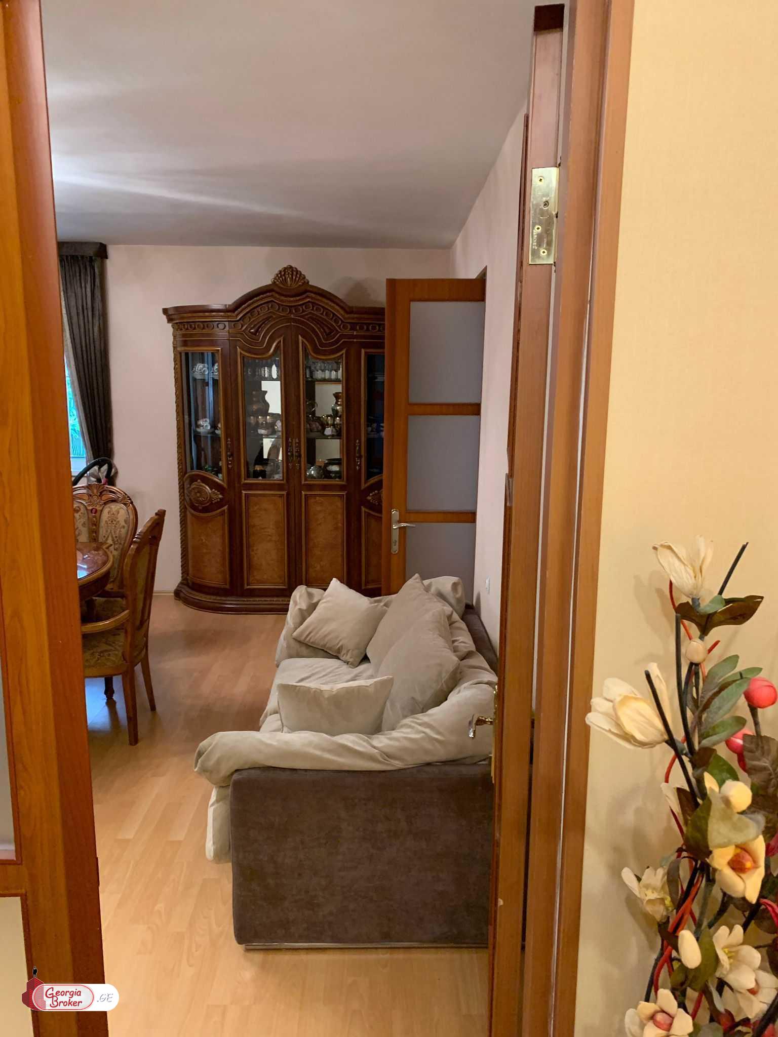 იყიდება ახალი გარემონტებული 4 ოთახიანი ბინა